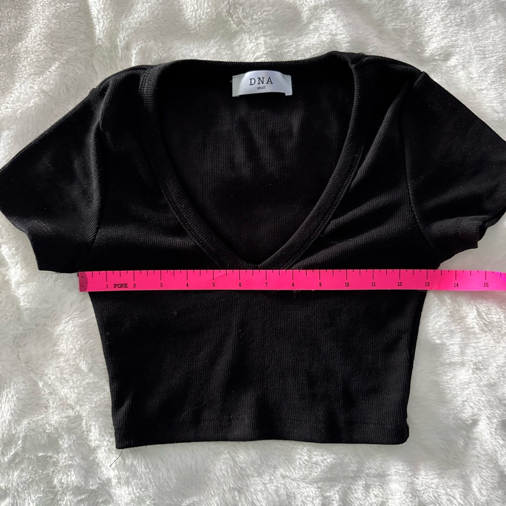 EUC DNA fitted v neck crop top tee shirt size small